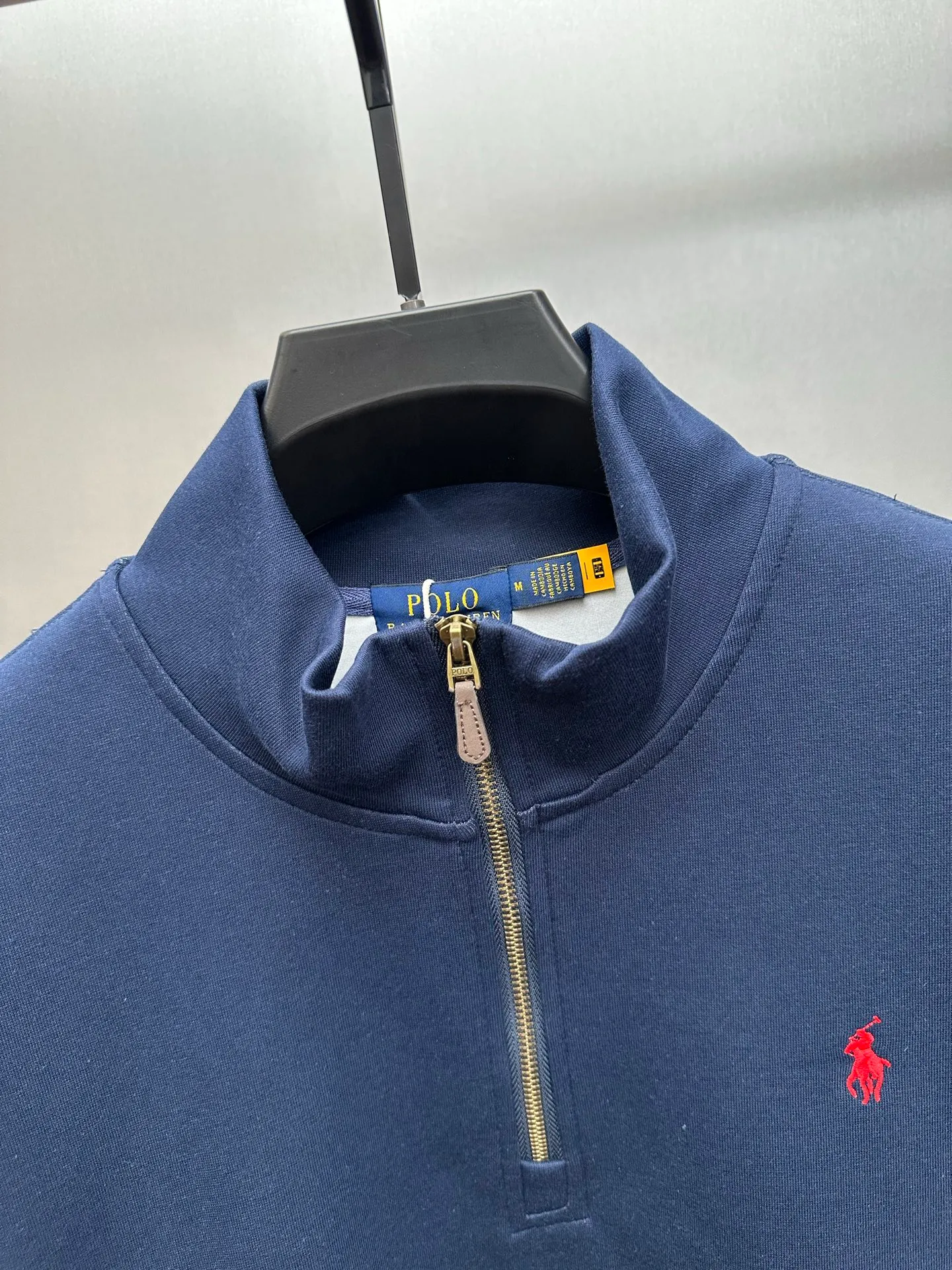 P250 Ralph Lauren/Ralph Lauren classic small logo embroidered turtleneck half-zip sweatshirt, simple and versatile ~ super delicate and soft, close to the body without being tied. Perfectly reflects the brand's sense of superiority. The cut is standard, comfortable to stretch, unrestricted in movement, and highly practical to wear. Classic and simple style, with pony embroidery pattern on the chest, imported machines, three-dimensional and full. Original Polo brass zipper, three-dimensional windproof lapels, taking into account warmth and cool lines, full of coolness, half-open lazy mode. The fit is loose, whether worn alone or layered, you can wear different styles of fashion with just one piece. Color: black, white, gray, brown, navy. Size: S-xL